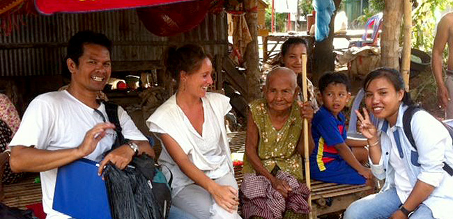 Maria Palha numa missão no Cambodja, em 2015, para definir uma nova ferramenta de prevenção ao trauma na população