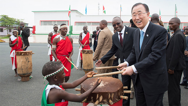 Ban Ki-moon de visita a Bujumbura, Burundi  © ONU/Eskinder Debebe