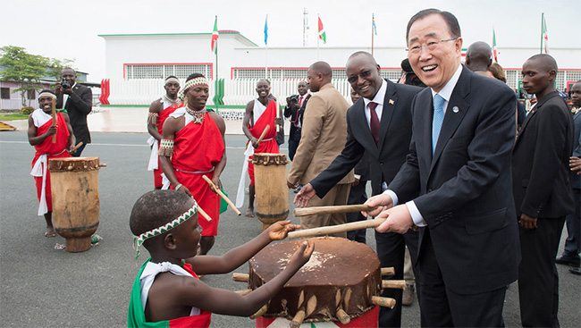 Ban Ki-moon de visita a Bujumbura, Burundi © ONU/Eskinder Debebe