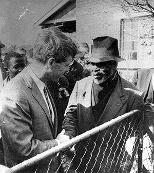 Robert Kennedy cumprimenta um habitante do Soweto, Joanesburgo, África do Sul, 8 de Junho de 1966 - © Robert F. Kennedy Photograph Collection